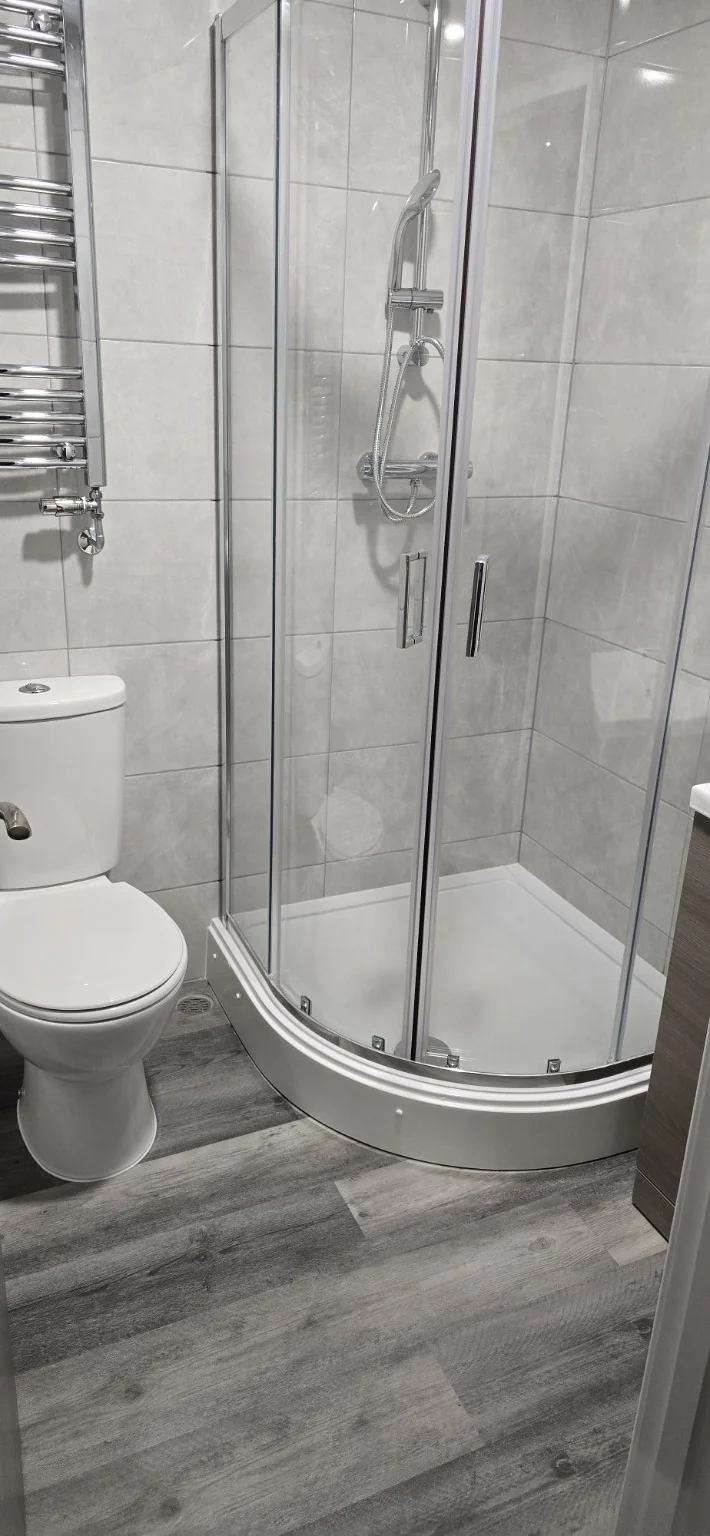 Shower enclosure, WC and tiled finish